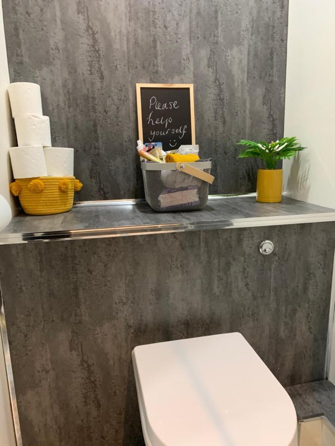 The Greens Apartment Farnworth Esterno foto